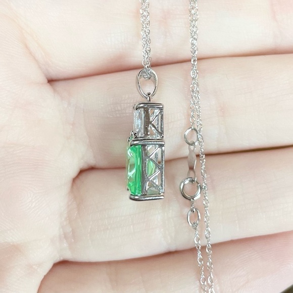 10k Green White Sapphire lab created emerald princess cut gold LGL necklace‌‌ - Picture 6 of 8